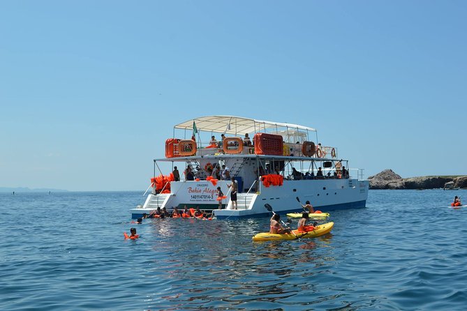 Catamaran Islas Marietas - Snorkel & Open Bar - Breakfast onboard and the open bar: when comfort turns into a party