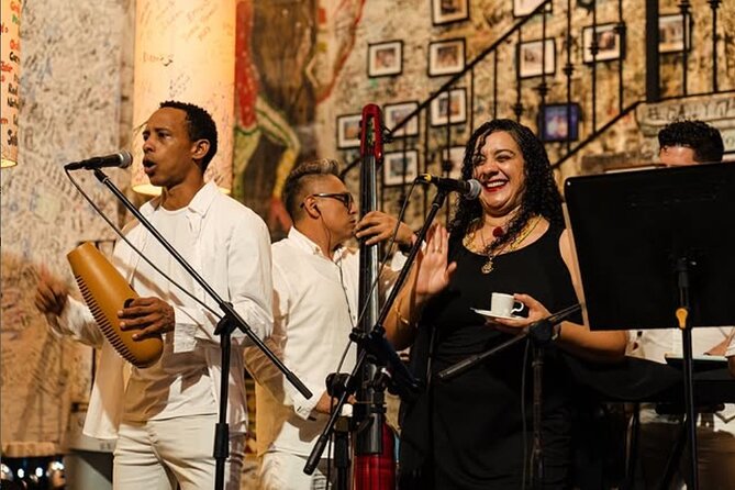 Salsa and Latin Rhythms Dance Explore Celebrate - Live salsa music at the bar: your moment to go all in